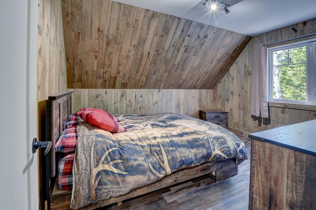 Chambre à l'étage avec ambiance boisée