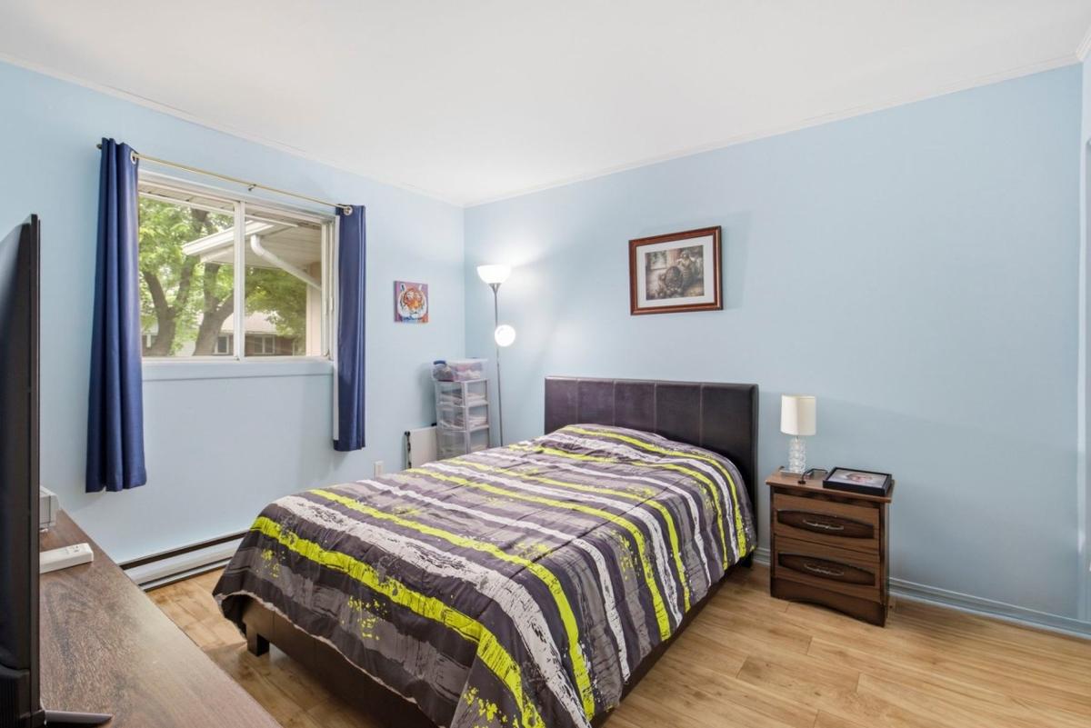 La chambre principale, spacieuse et lumineuse