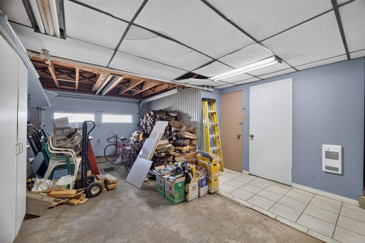 Garage avec espace de travail