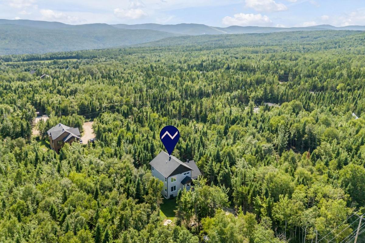 Panorama aérien de la propriété et des environs