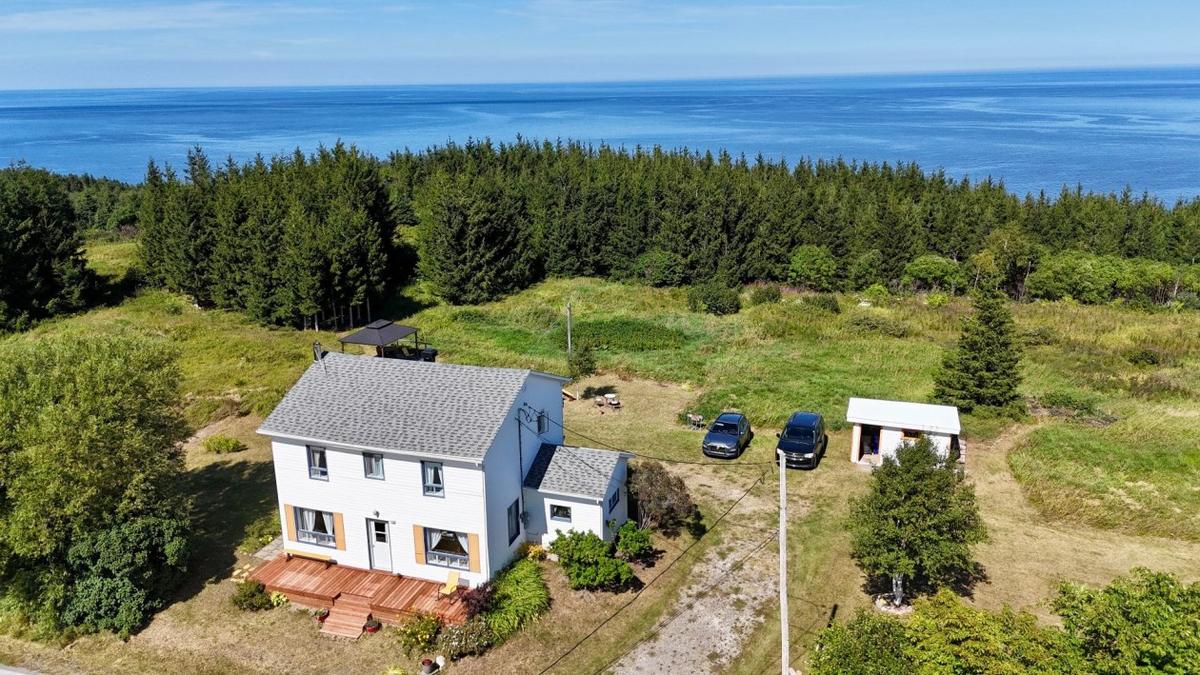 Vue aérienne du domaine et de son vaste terrain en bordure de mer