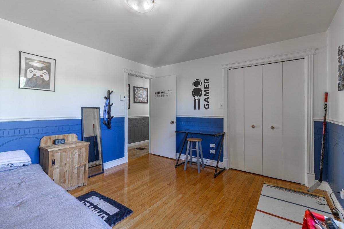 Chambre avec rangement