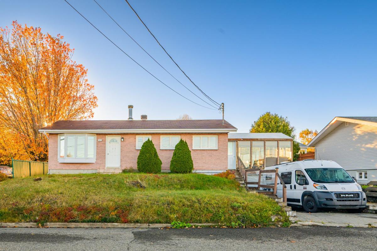Façade du bungalow vue depuis la rue