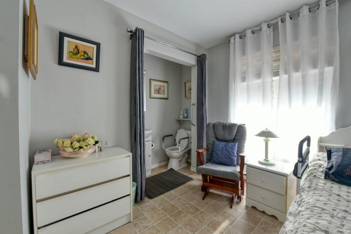 Chambre avec fenestration généreuse