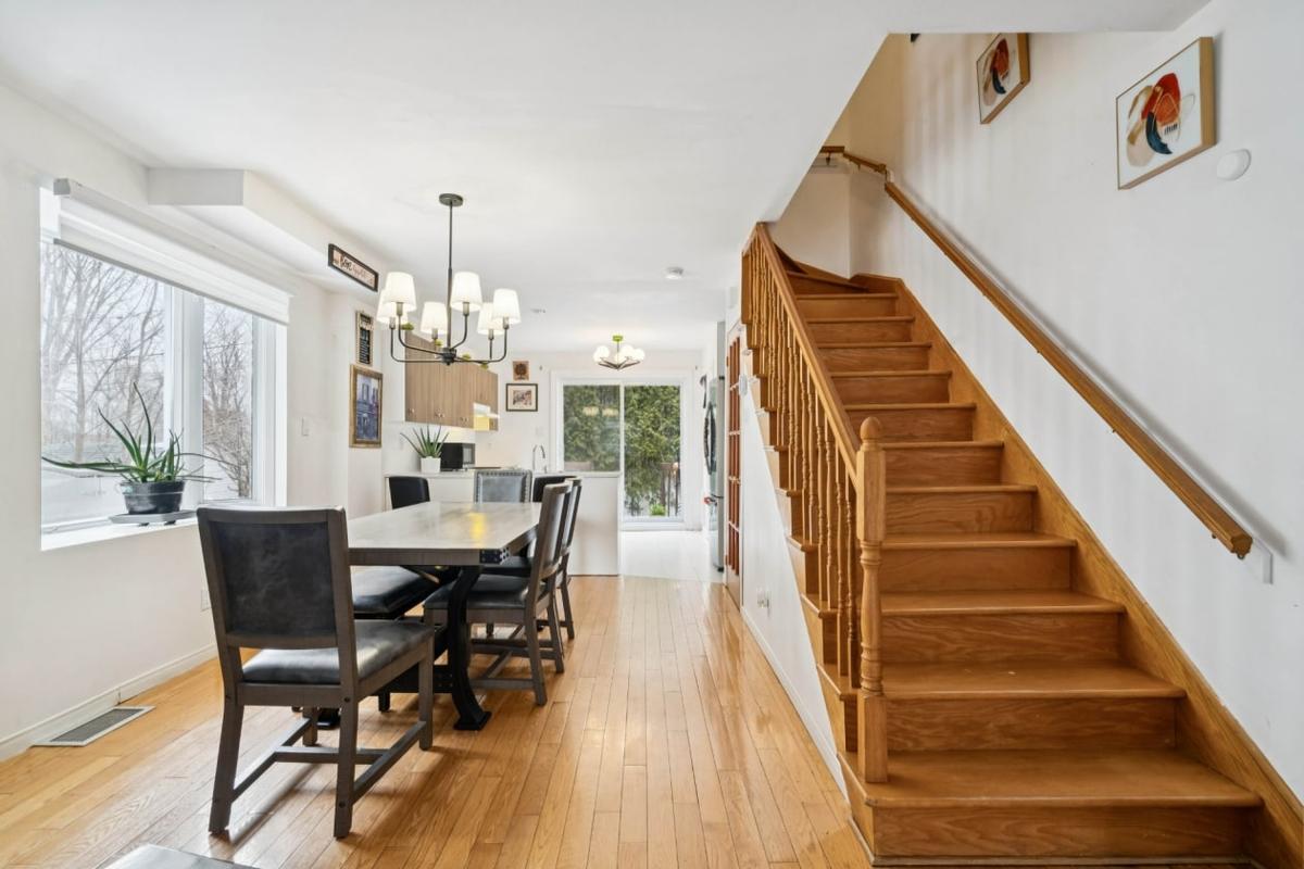 Lumineuse et bien pensée : une maison de coin à Saint-Constant où chaque pied carré compte vraiment