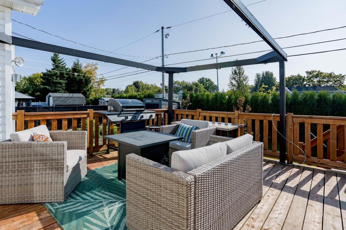 Terrasse en bois donnant sur la cour