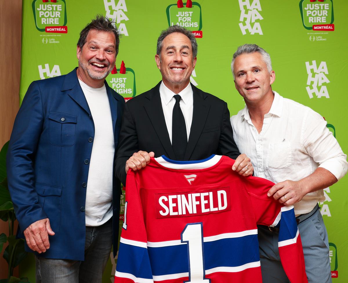 Martin St-Louis remet un chandail du CH à Jerry Seinfield