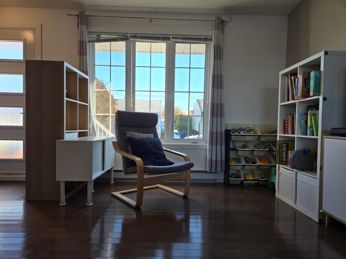 Le salon en contrebas, baigné de lumière naturelle