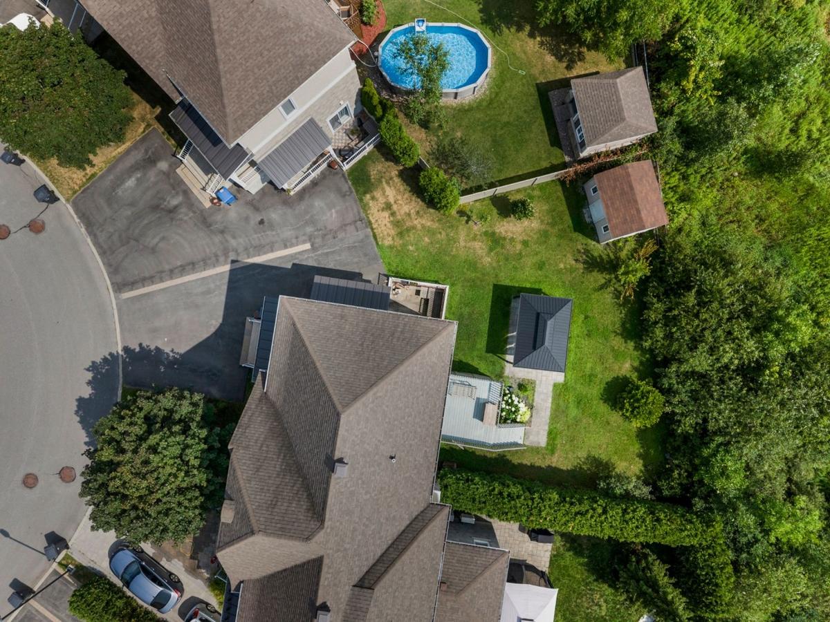 Vue aérienne élargie du quartier