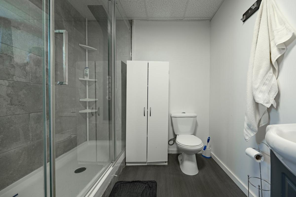 Autre angle de la salle de bain du sous-sol