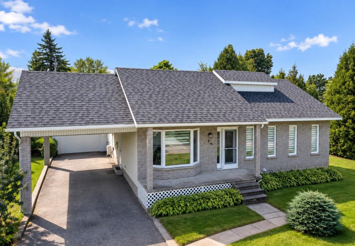 Façade du bungalow sur le boulevard Saint-Luc