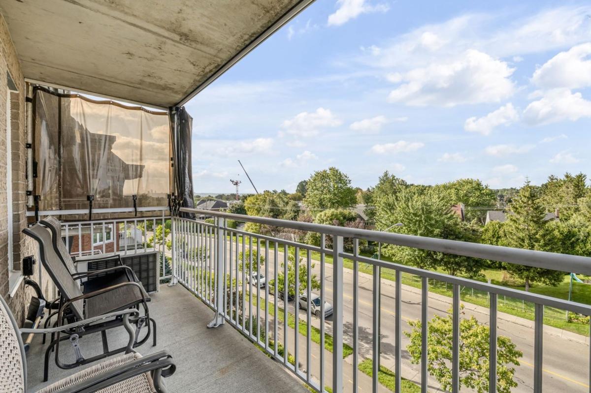 Balcon ensoleillé avec vue