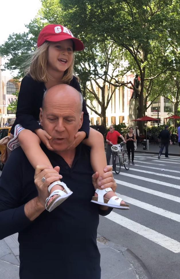 Bruce Willis avec sa petite-fille sur les épaules