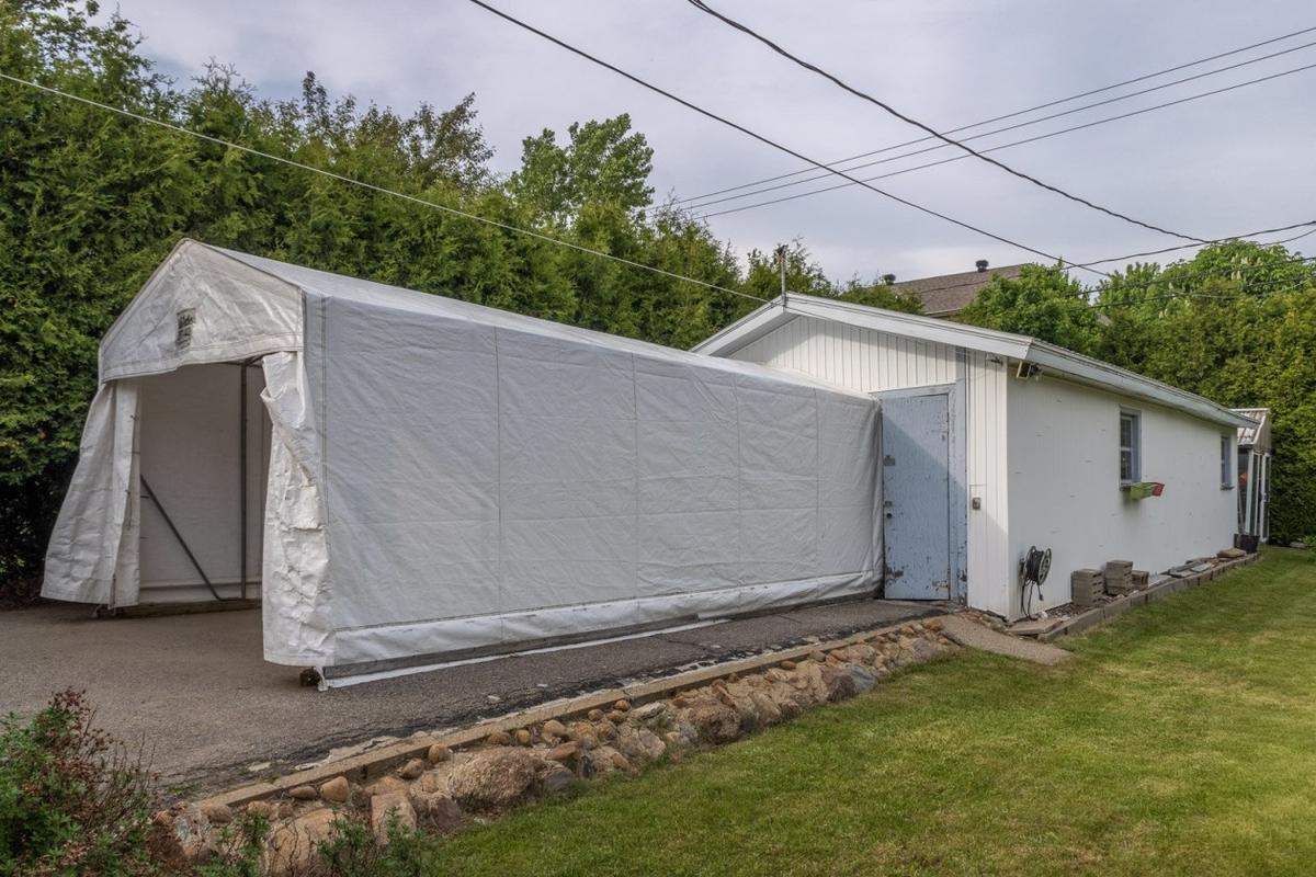 Garage détaché imposant