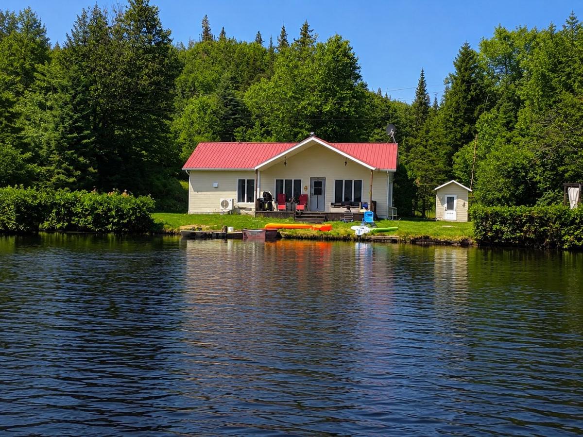 Façade du chalet au bord du lac