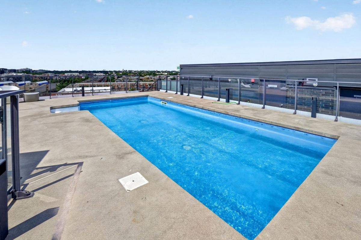 Piscine sur le toit avec vue sur Montréal