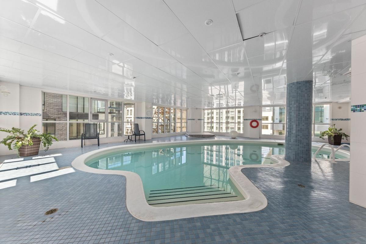 Piscine intérieure de l'immeuble