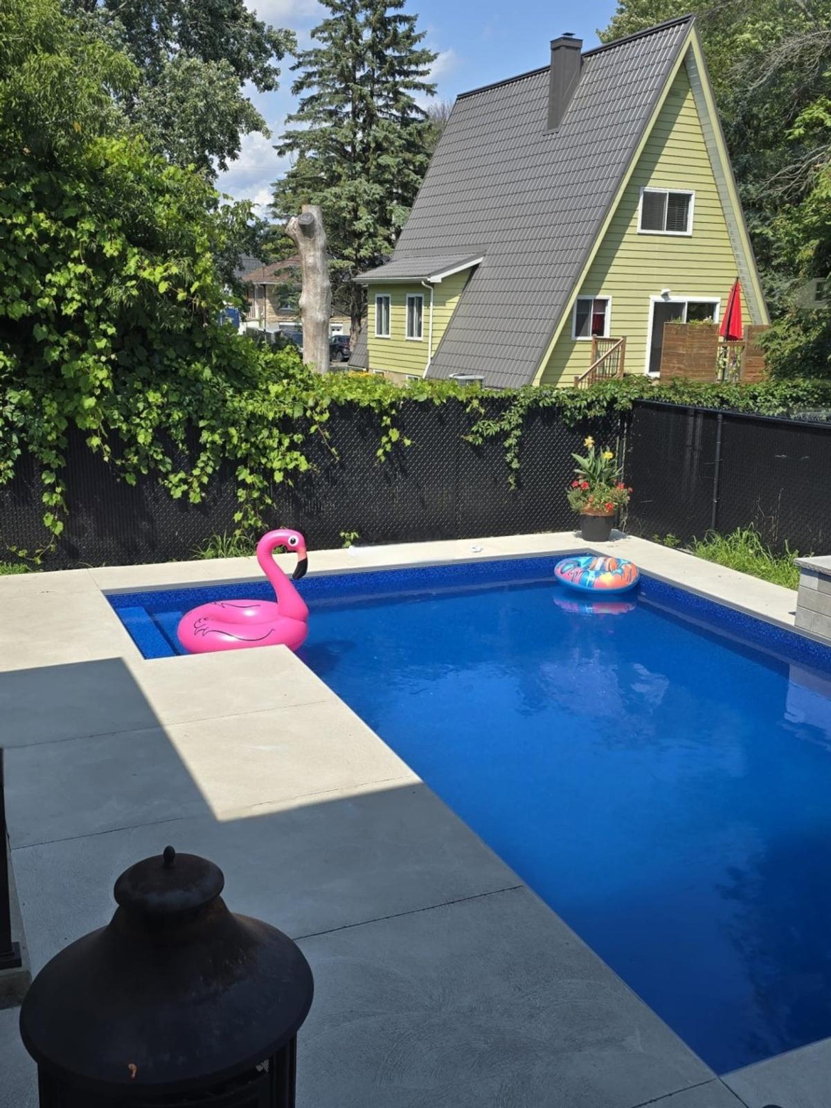 Piscine creusée dans la cour arrière