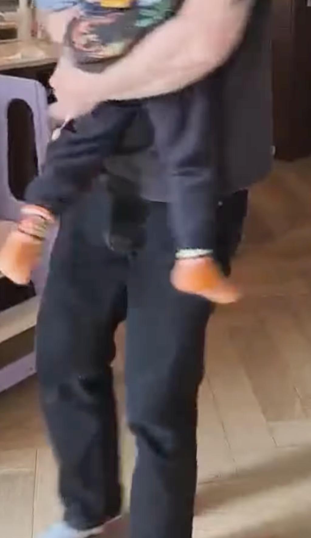 Marc-André Grondin qui danse dans la cuisine