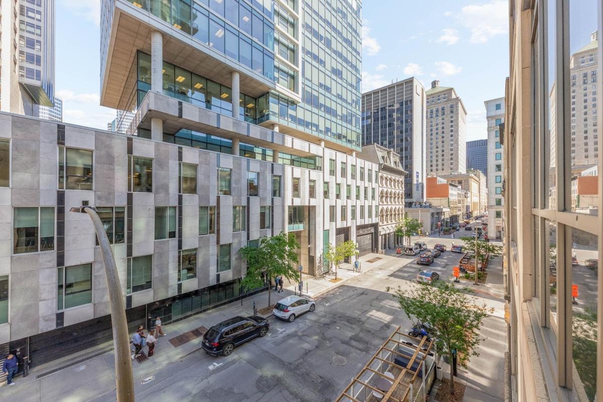 Le quartier animé autour de l'immeuble
