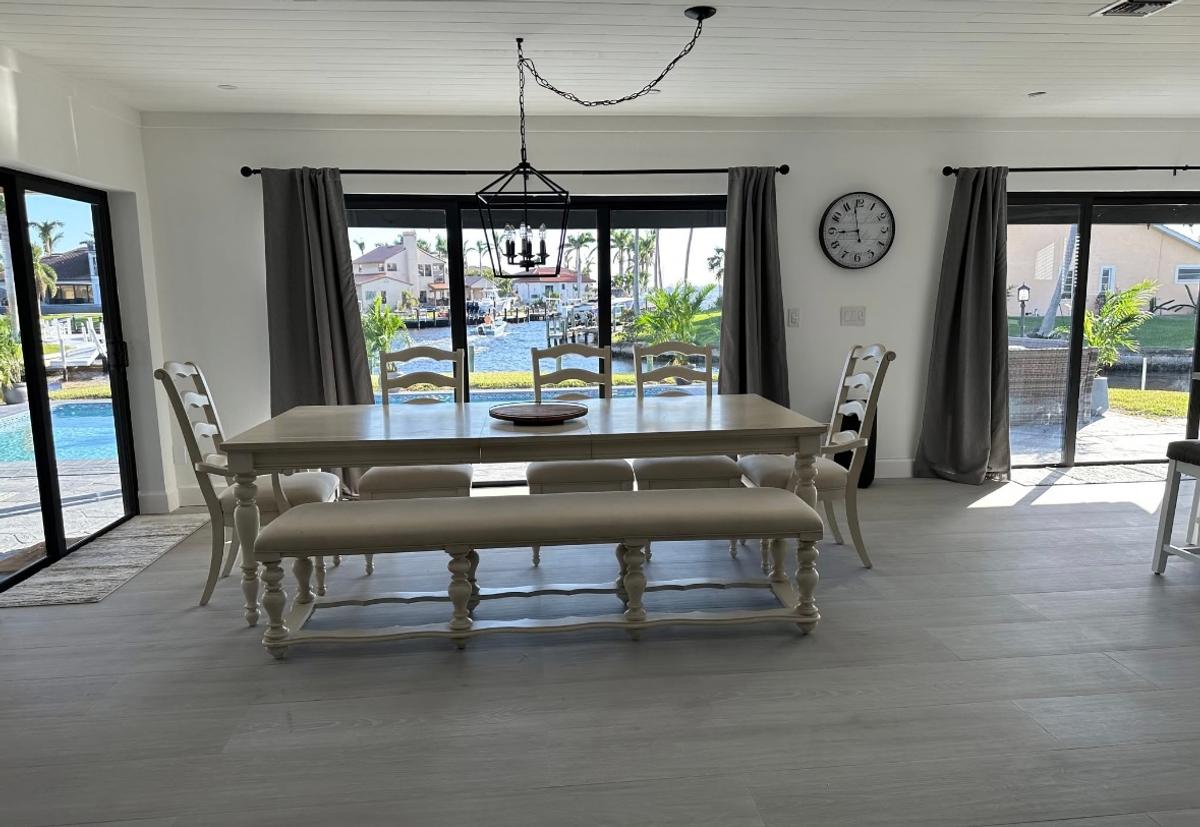 Vaste salle à manger baignée de soleil