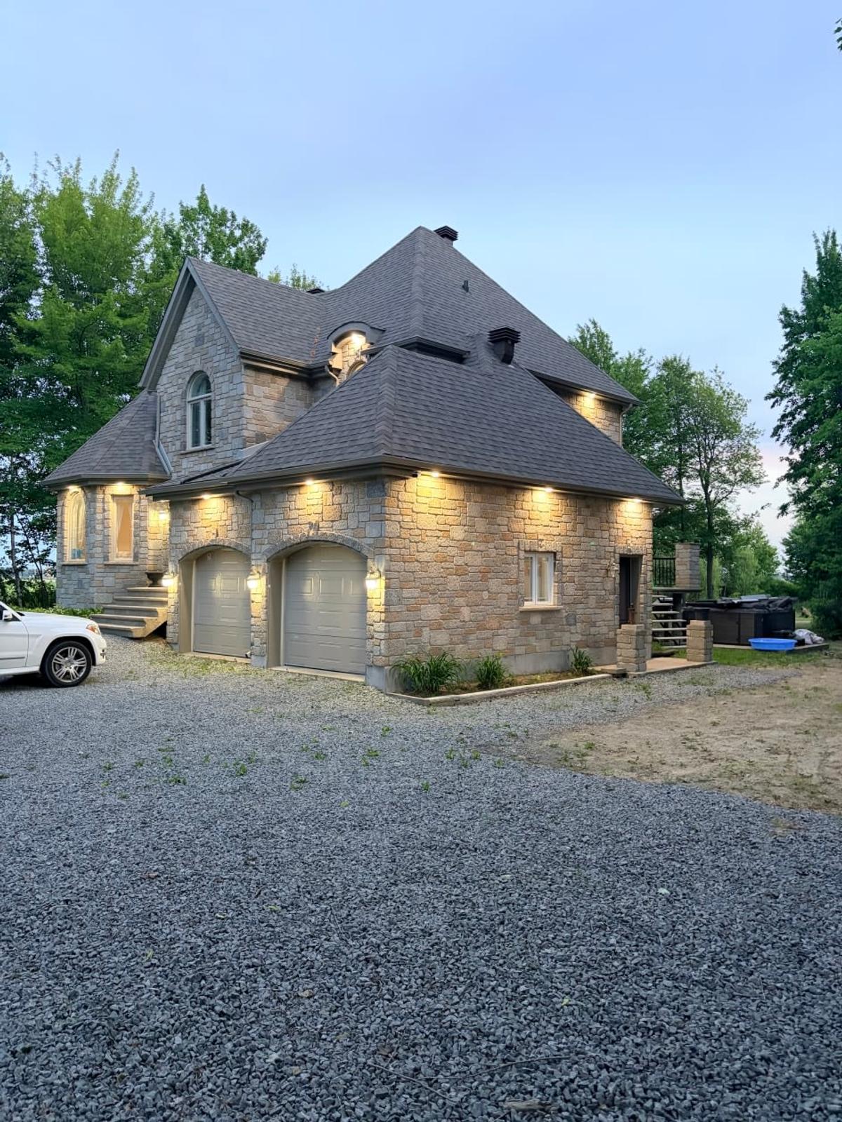 Intérieur lumineux aux planchers sablés