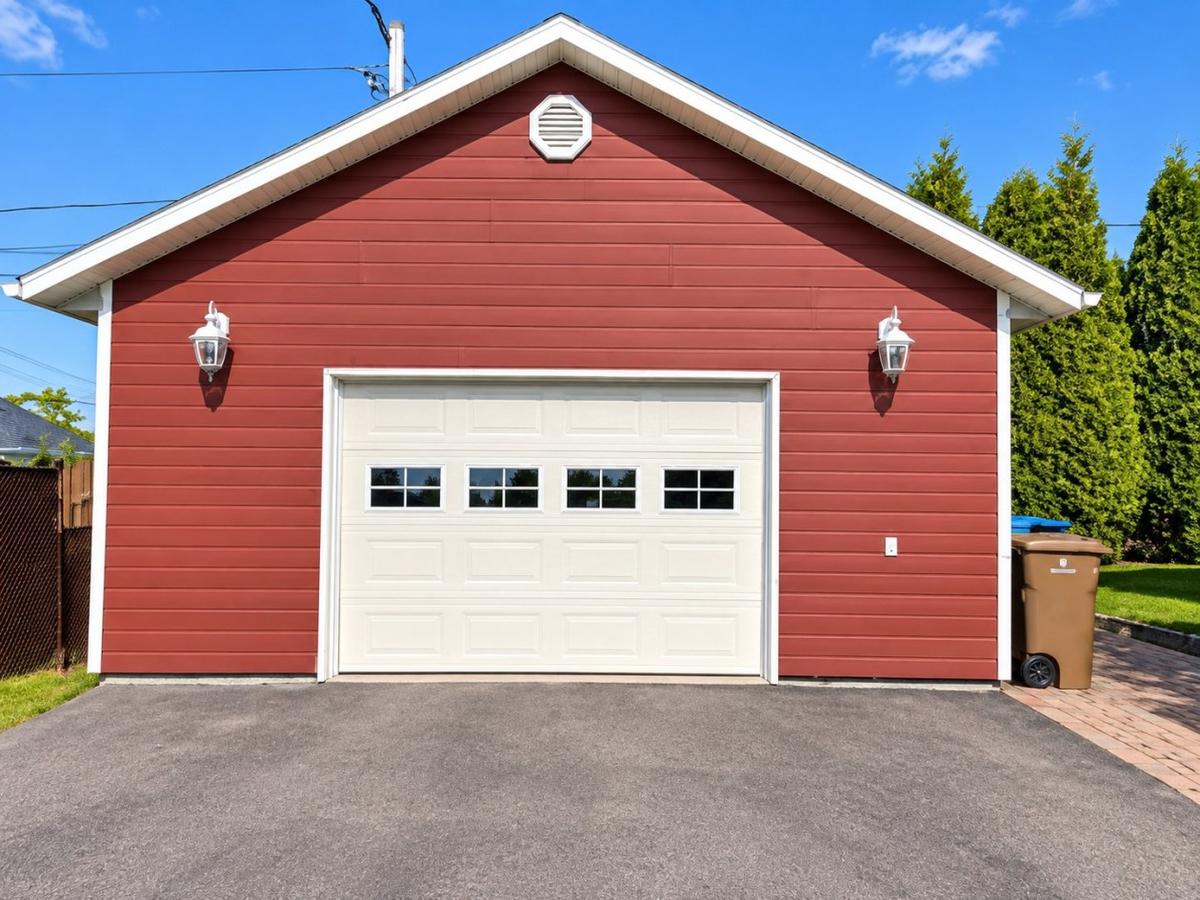 Le garage chauffé, spacieux et fonctionnel