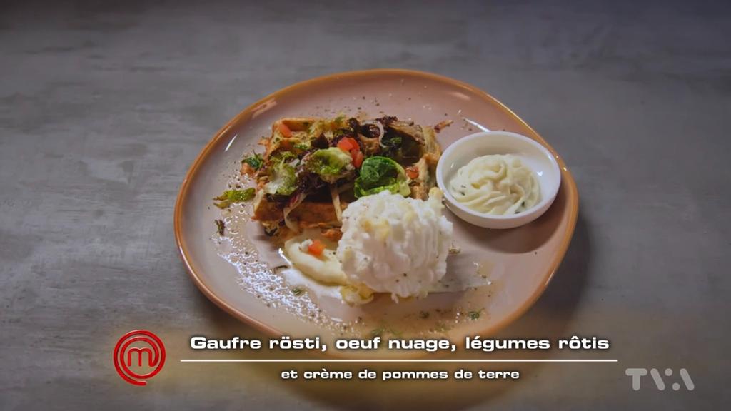 gaufres rösti, un œuf nuage, des légumes rôtis