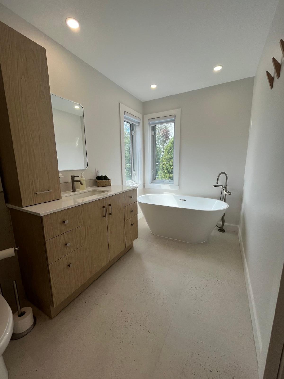 Second angle de la salle de bain rénovée
