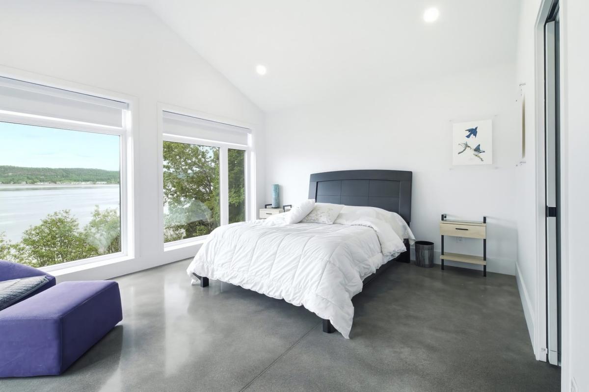 Autre angle de la chambre principale