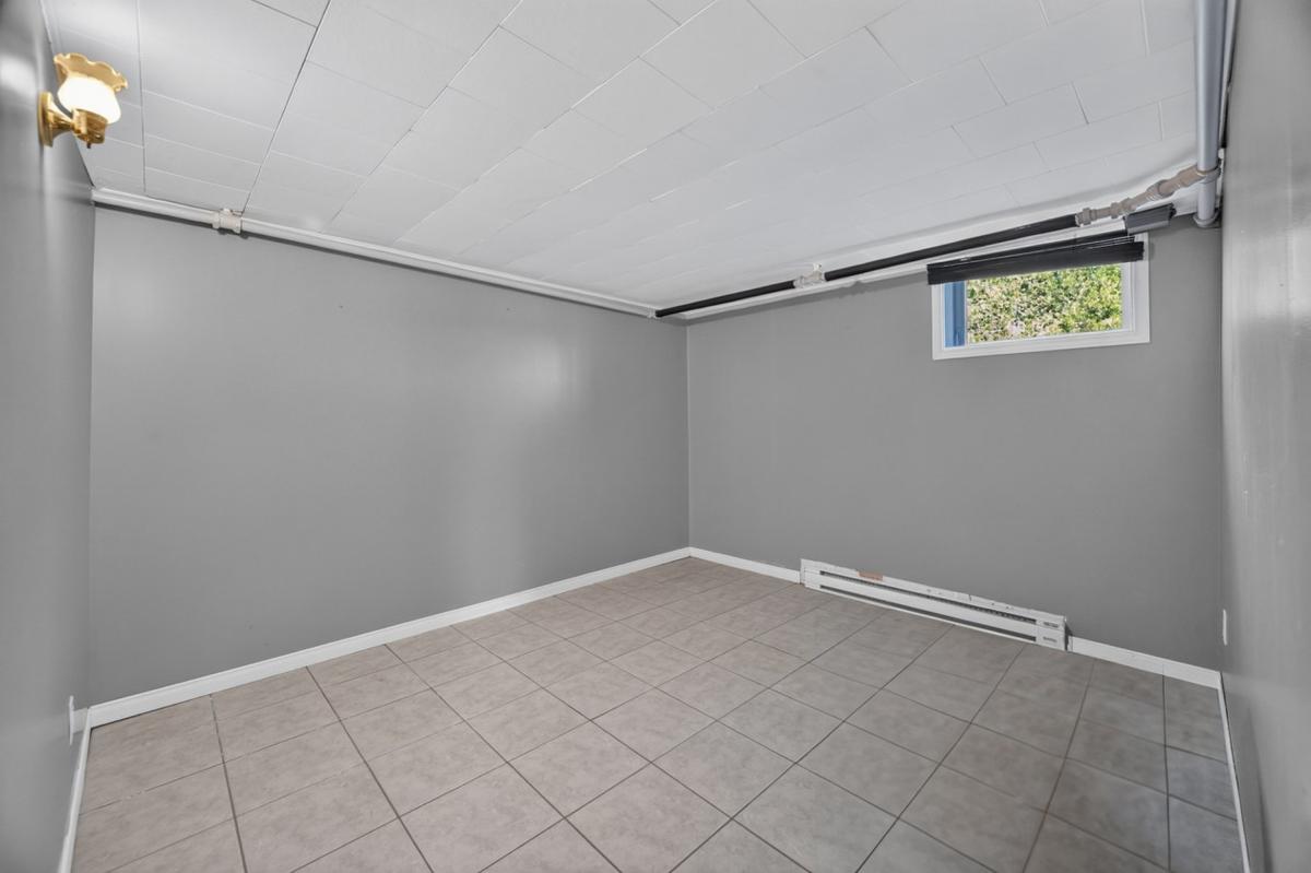 Chambre spacieuse au sous-sol